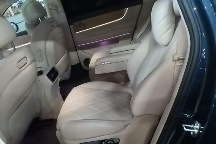 Used Hima AITO M9 2025 Extended-Range Ultra Version 52 kWh 6-Seater Left Rear Seat