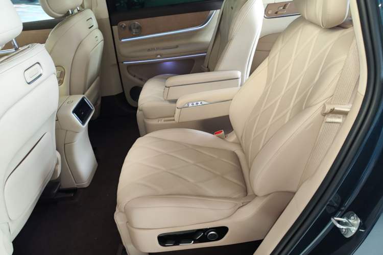 Used Hima AITO M9 2025 Extended-Range Ultra Version 52 kWh 6-Seater Left Rear Seat
