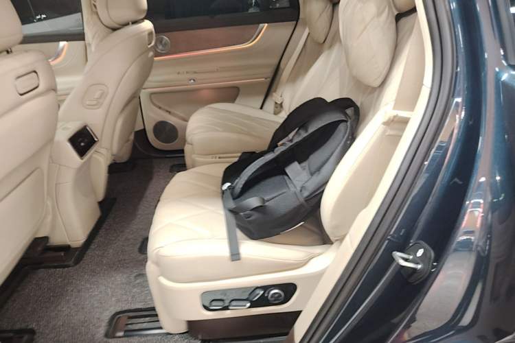 Used Hima AITO M9 2025 Extended-Range Ultra Version 52 kWh 6-Seater Left Rear Seat