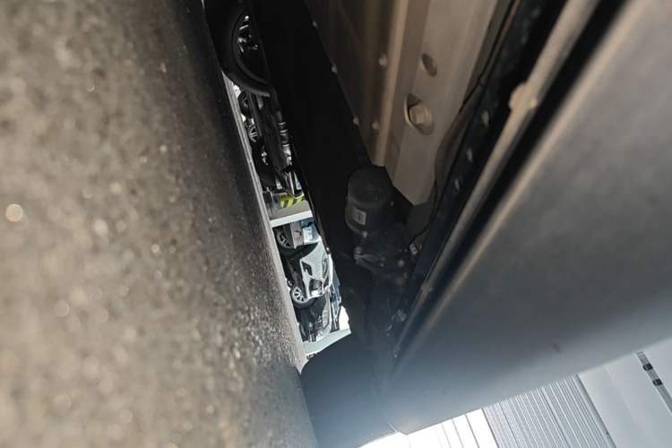 Used Hima AITO M9 2025 Extended-Range Ultra Version 52 kWh 6-Seater Left Side Sill