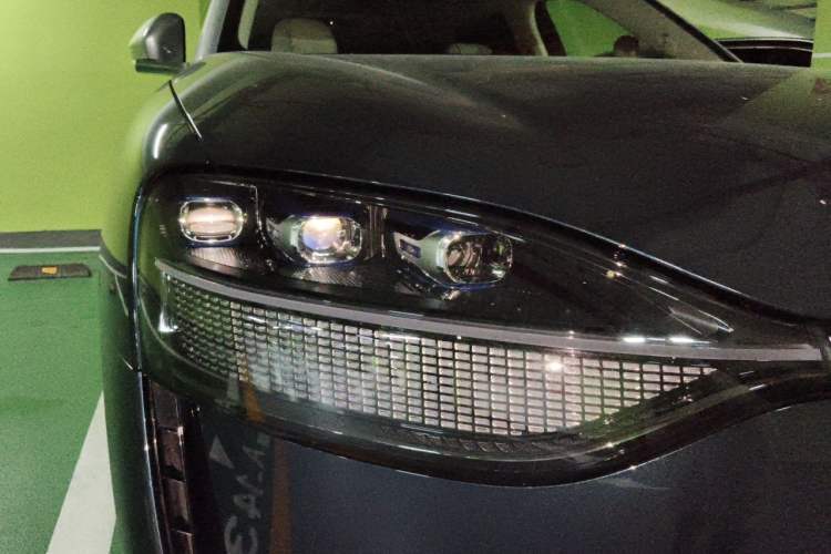 Used Hima AITO M9 2025 Extended-Range Ultra Version 52 kWh 6-Seater Right Front Headlight