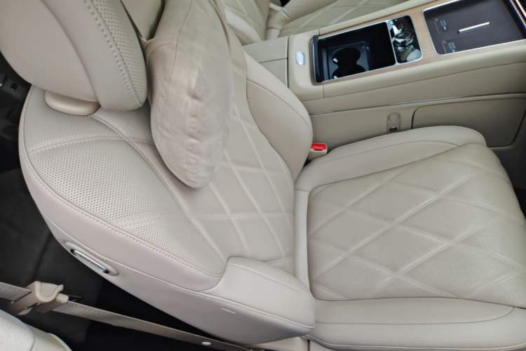 Used Hima AITO M9 2025 Extended-Range Ultra Version 52 kWh 6-Seater Right Front Seat