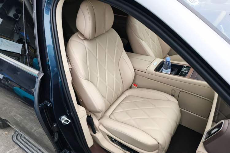 Used Hima AITO M9 2025 Extended-Range Ultra Version 52 kWh 6-Seater Right Front Seat