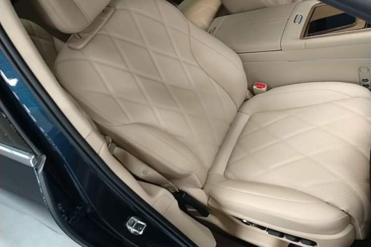 Used Hima AITO M9 2025 Extended-Range Ultra Version 52 kWh 6-Seater Right Front Seat
