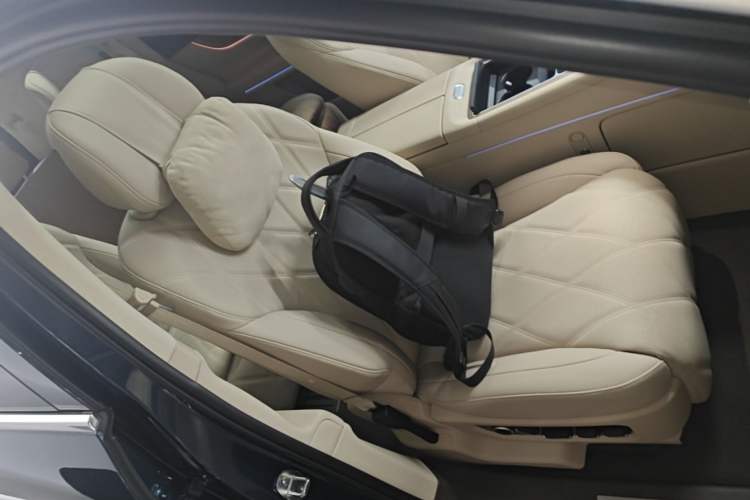 Used Hima AITO M9 2025 Extended-Range Ultra Version 52 kWh 6-Seater Right Front Seat