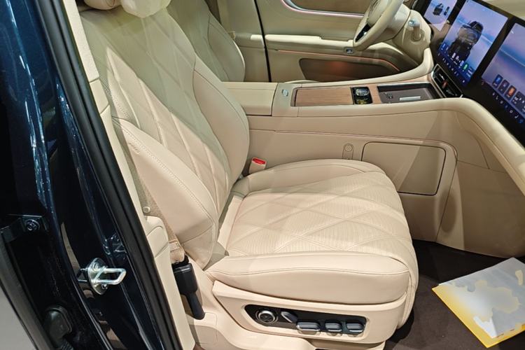 Used Hima AITO M9 2025 Extended-Range Ultra Version 52 kWh 6-Seater Right Front Seat