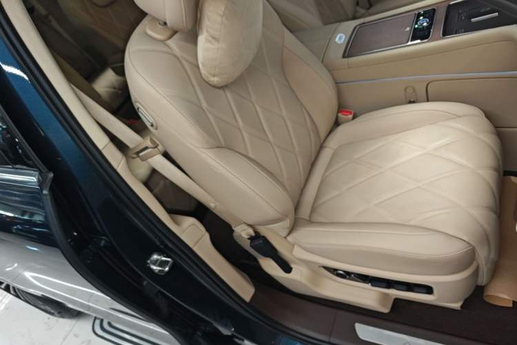 Used Hima AITO M9 2025 Extended-Range Ultra Version 52 kWh 6-Seater Right Front Seat