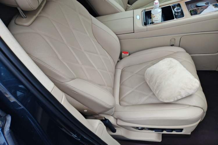 Used Hima AITO M9 2025 Extended-Range Ultra Version 52 kWh 6-Seater Right Front Seat