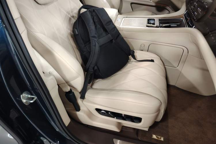 Used Hima AITO M9 2025 Extended-Range Ultra Version 52 kWh 6-Seater Right Front Seat