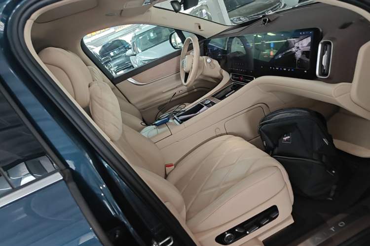 Used Hima AITO M9 2025 Extended-Range Ultra Version 52 kWh 6-Seater Right Front Seat