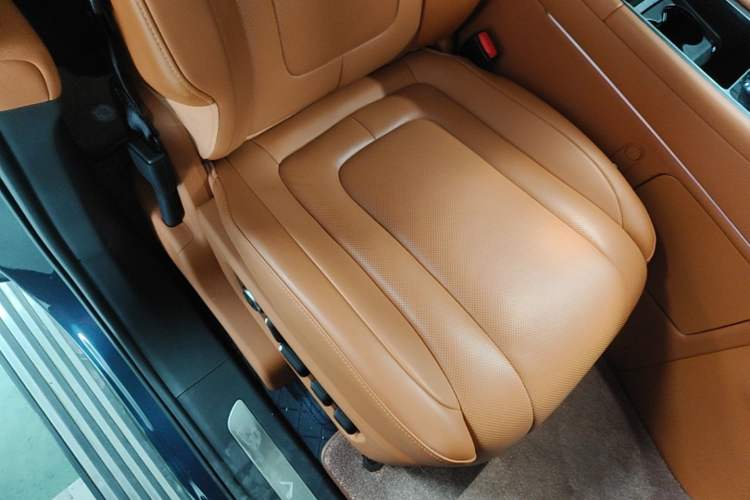 Used Hima AITO M9 2025 Extended-Range Ultra Version 52 kWh 6-Seater Right Front Seat