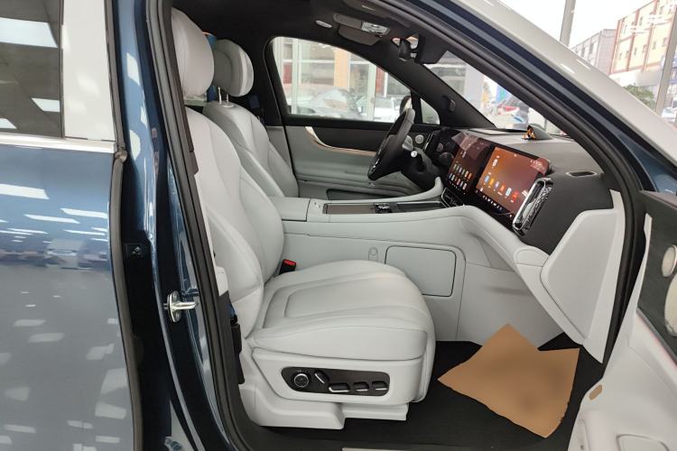 Used Hima AITO M9 2025 Extended-Range Max Version 52 kWh 6-Seater Edition Right Front Seat