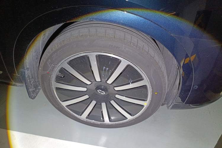 Used Hima AITO M9 2025 All-Electric Max Version 100 kWh 6-Seater Right Front Wheel Hub