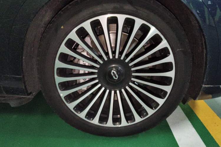 Used Hima AITO M9 2025 Extended-Range Ultra Version 52 kWh 6-Seater Right Front Wheel Hub