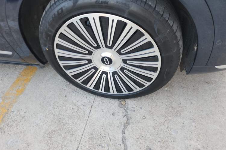 Used Hima AITO M9 2025 Extended-Range Ultra Version 52 kWh 5-Seater Edition Right Front Wheel Hub