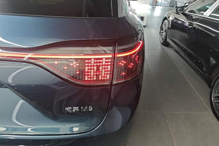 Used Hima AITO M9 2025 Extended-Range Ultra Version 52 kWh 6-Seater Right Rear Taillight