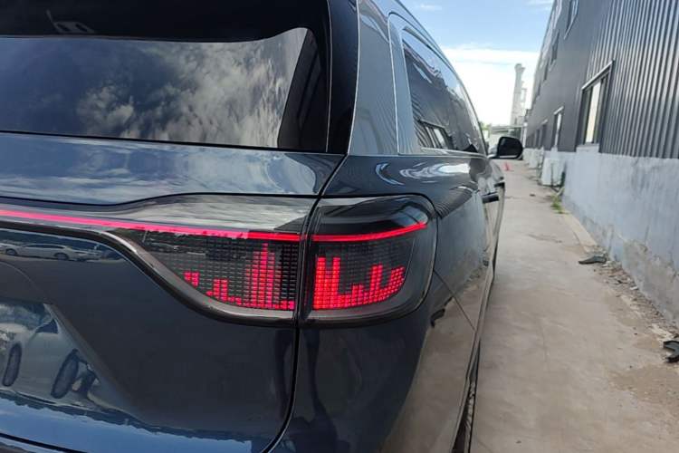 Used Hima AITO M9 2025 Extended-Range Ultra Version 52 kWh 6-Seater Right Rear Taillight
