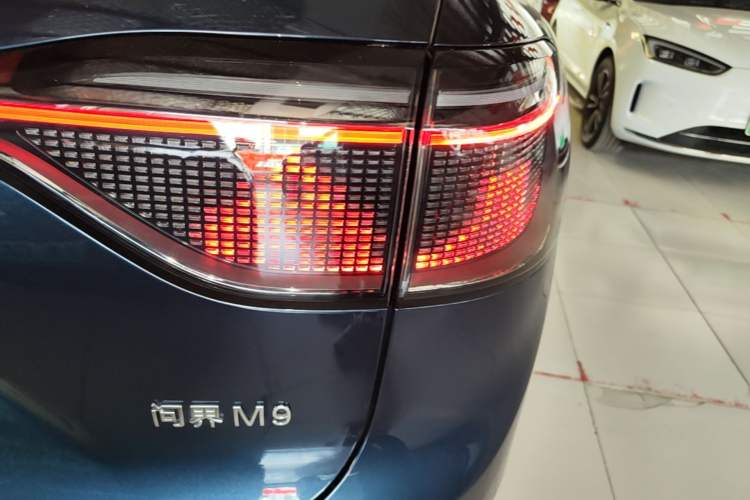 Used Hima AITO M9 2025 Extended-Range Ultra Version 52 kWh 6-Seater Right Rear Taillight