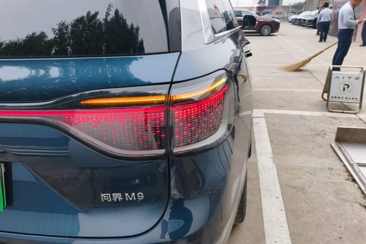 Used Hima AITO M9 2025 Extended-Range Ultra Version 52 kWh 6-Seater Right Rear Taillight