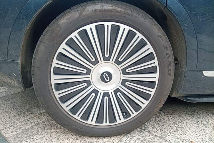 Used Hima AITO M9 2025 Extended-Range Ultra Version 52 kWh 6-Seater Right Rear Wheel Hub