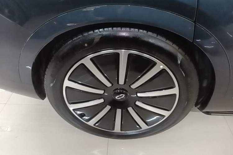 Used Hima AITO M9 2025 Extended-Range Ultra Version 52 kWh 6-Seater Right Rear Wheel Hub