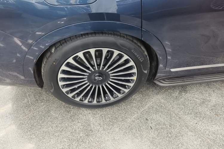 Used Hima AITO M9 2025 Extended-Range Ultra Version 52 kWh 6-Seater Right Rear Wheel Hub