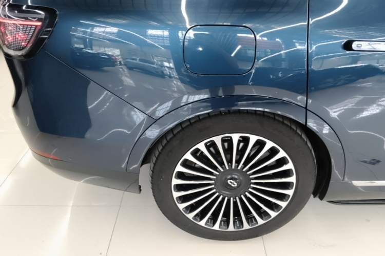 Used Hima AITO M9 2025 Extended-Range Ultra Version 52 kWh 6-Seater Right Rear Wheel Hub