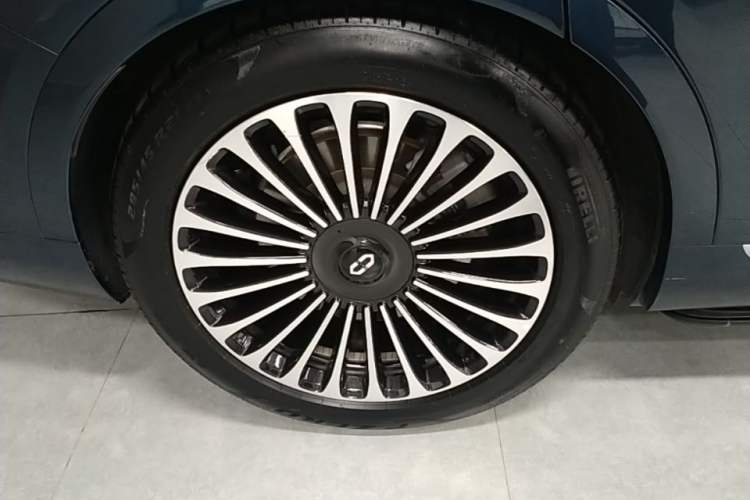 Used Hima AITO M9 2025 Extended-Range Ultra Version 52 kWh 6-Seater Right Rear Wheel Hub
