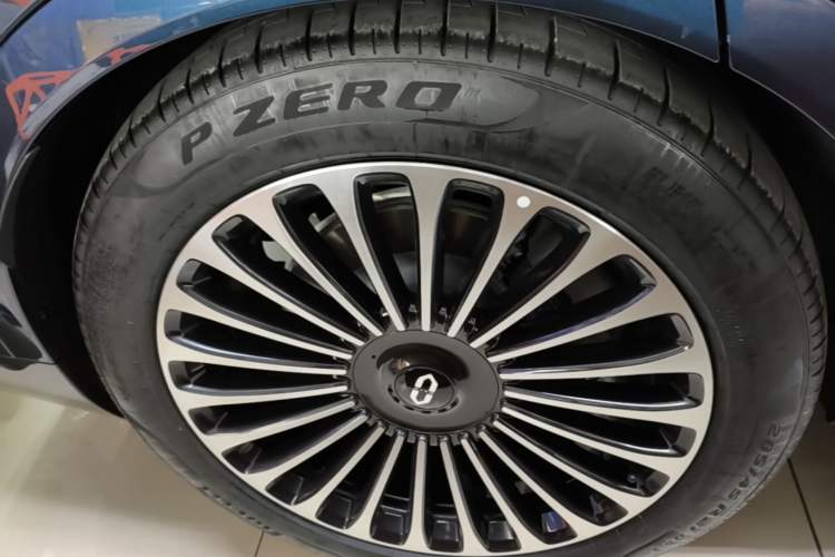 Used Hima AITO M9 2025 Extended-Range Ultra Version 52 kWh 6-Seater Right Rear Wheel Hub