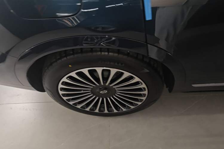Used Hima AITO M9 2025 Extended-Range Ultra Version 52 kWh 6-Seater Right Rear Wheel Hub