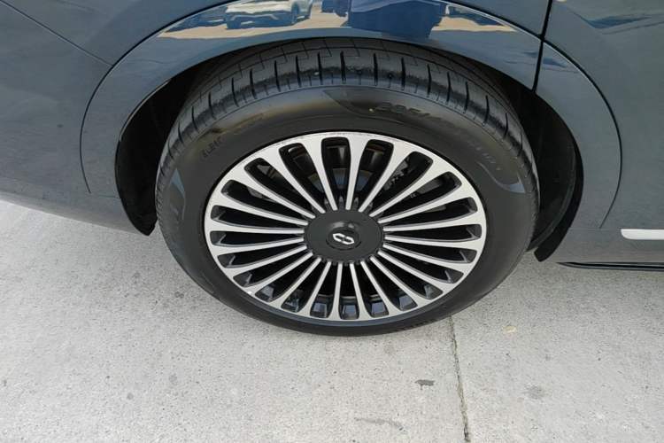 Used Hima AITO M9 2025 Extended-Range Ultra Version 52 kWh 6-Seater Right Rear Wheel Hub
