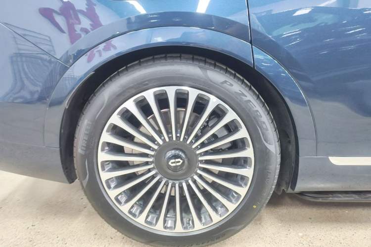 Used Hima AITO M9 2025 Extended-Range Ultra Version 52 kWh 6-Seater Right Rear Wheel Hub
