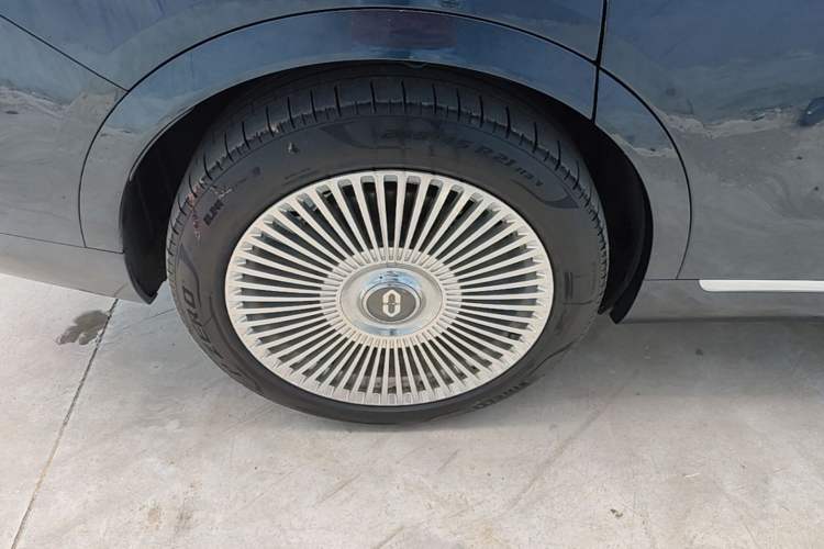 Used Hima AITO M9 2025 Extended-Range Ultra Version 52 kWh 6-Seater Right Rear Wheel Hub