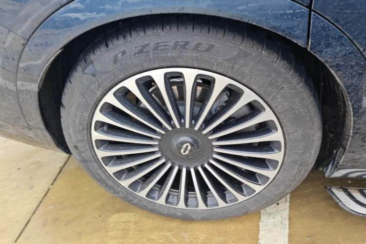 Used Hima AITO M9 2025 Extended-Range Ultra Version 52 kWh 6-Seater Right Rear Wheel Hub