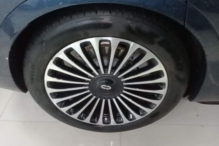 Used Hima AITO M9 2025 Extended-Range Ultra Version 52 kWh 6-Seater Right Rear Wheel Hub