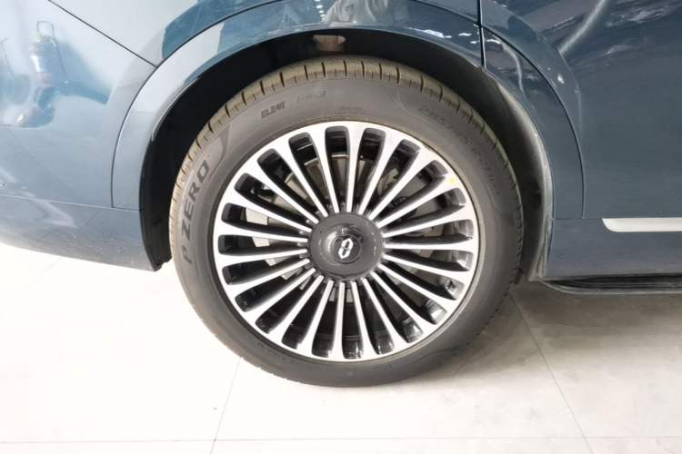 Used Hima AITO M9 2025 Extended-Range Ultra Version 52 kWh 6-Seater Right Rear Wheel Hub