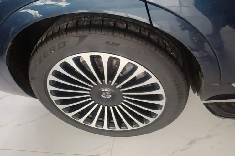 Used Hima AITO M9 2025 Extended-Range Ultra Version 52 kWh 6-Seater Right Rear Wheel Hub