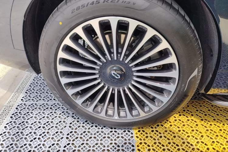 Used Hima AITO M9 2025 Extended-Range Ultra Version 52 kWh 6-Seater Right Rear Wheel Hub