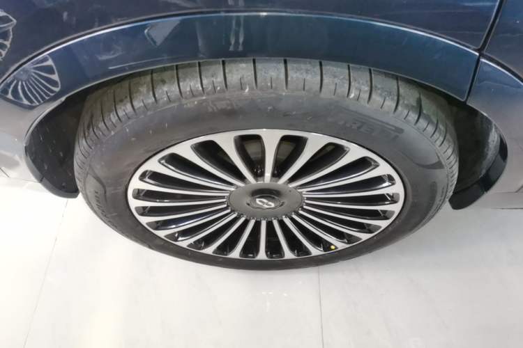Used Hima AITO M9 2025 Extended-Range Ultra Version 52 kWh 6-Seater Right Rear Wheel Hub
