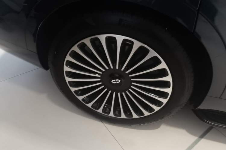 Used Hima AITO M9 2025 Extended-Range Ultra Version 52 kWh 6-Seater Right Rear Wheel Hub