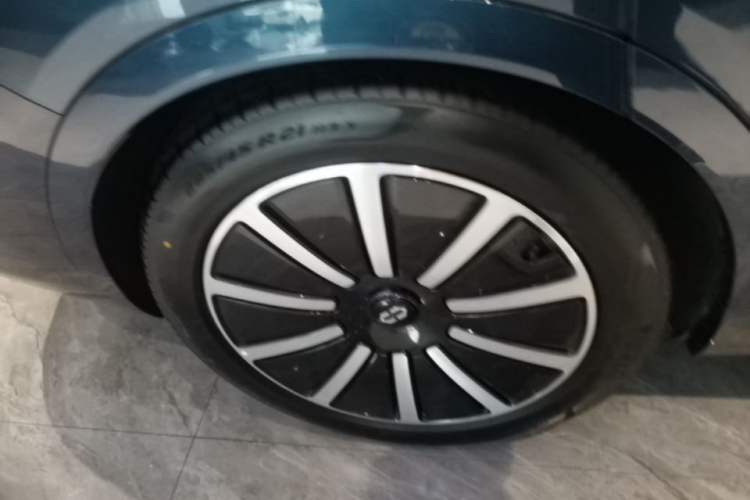 Used Hima AITO M9 2025 Extended-Range Max Version 52 kWh 5-Seater Edition Right Rear Wheel Hub