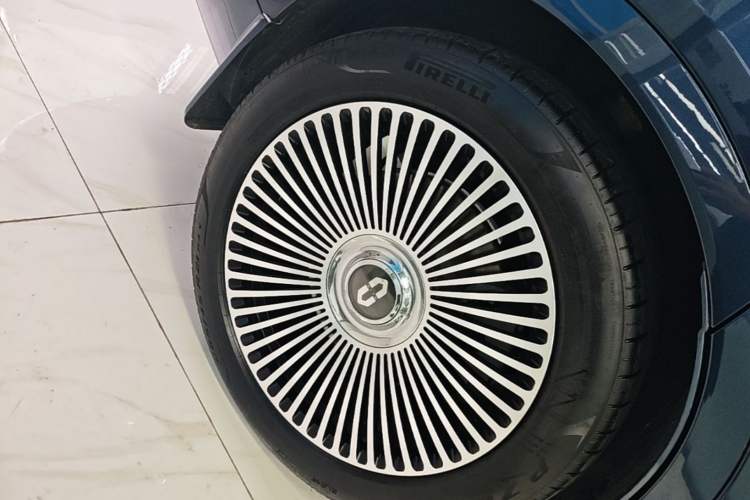Used Hima AITO M9 2025 Extended-Range Ultra Version 52 kWh 6-Seater Right Rear Wheel Hub