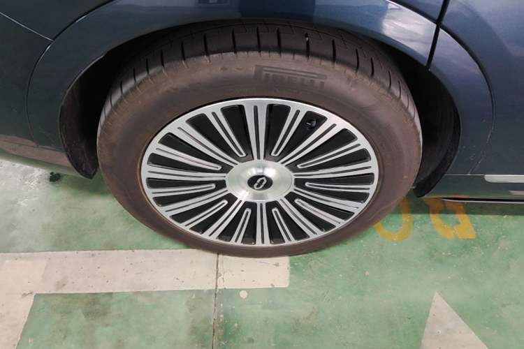 Used Hima AITO M9 2025 Extended-Range Ultra Version 52 kWh 6-Seater Right Rear Wheel Hub