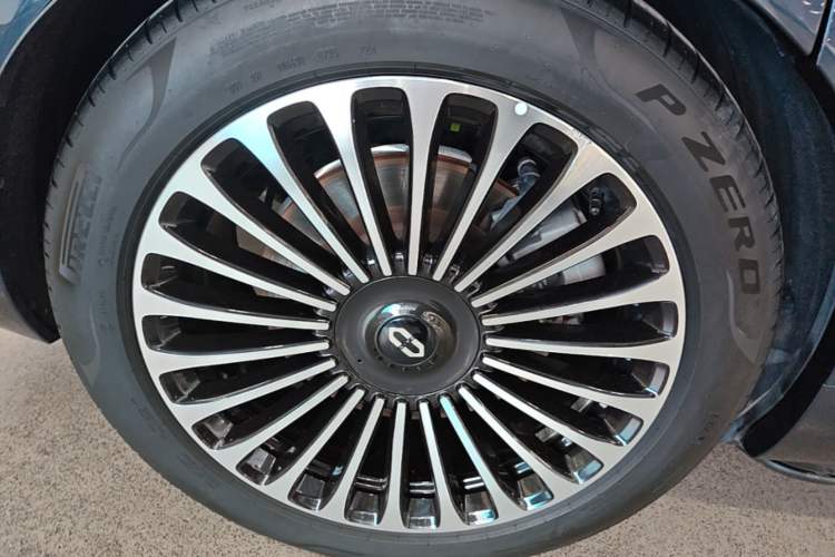 Used Hima AITO M9 2025 Extended-Range Ultra Version 52 kWh 6-Seater Right Rear Wheel Hub
