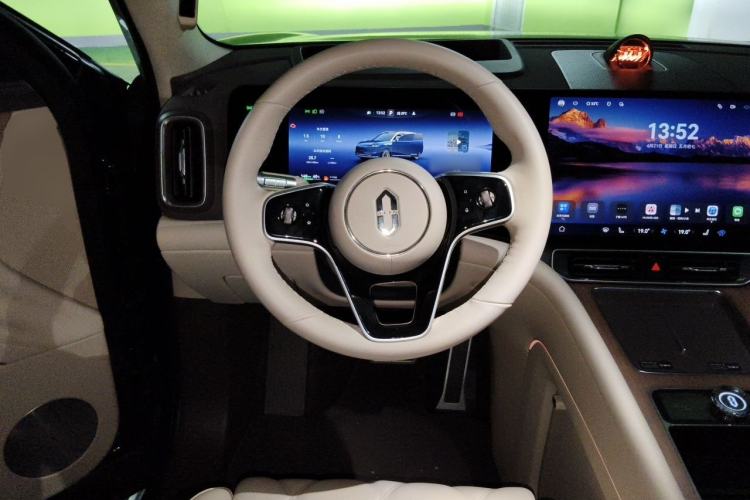 Used Hima AITO M9 2025 Extended-Range Ultra Version 52 kWh 6-Seater Steering Wheel