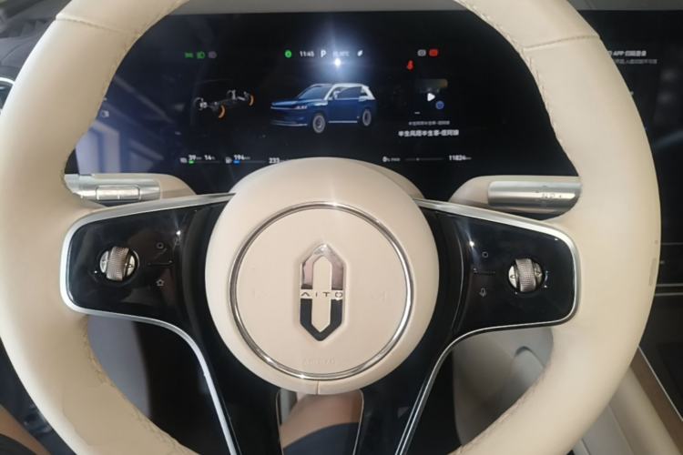 Used Hima AITO M9 2025 Extended-Range Ultra Version 52 kWh 6-Seater Steering Wheel