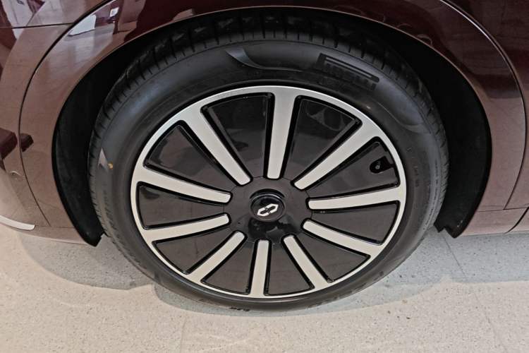 Used Hima AITO M9 2025 Extended-Range Max Version 52 kWh 5-Seater Edition Left Front Wheel Hub