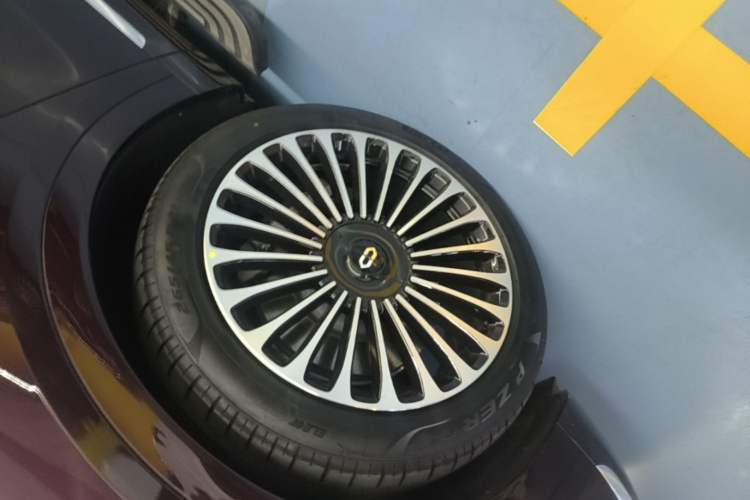 Used Hima AITO M9 2025 Extended-Range Ultra Version 52 kWh 6-Seater Left Front Wheel Hub