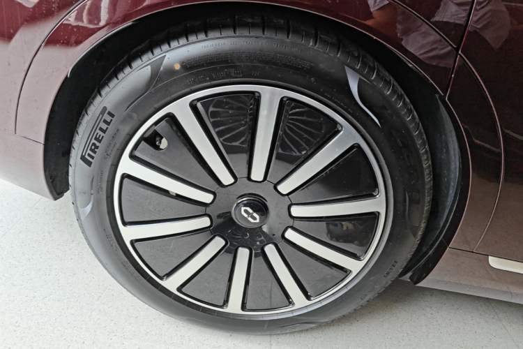 Used Hima AITO M9 2025 Extended-Range Max Version 52 kWh 5-Seater Edition Right Rear Wheel Hub