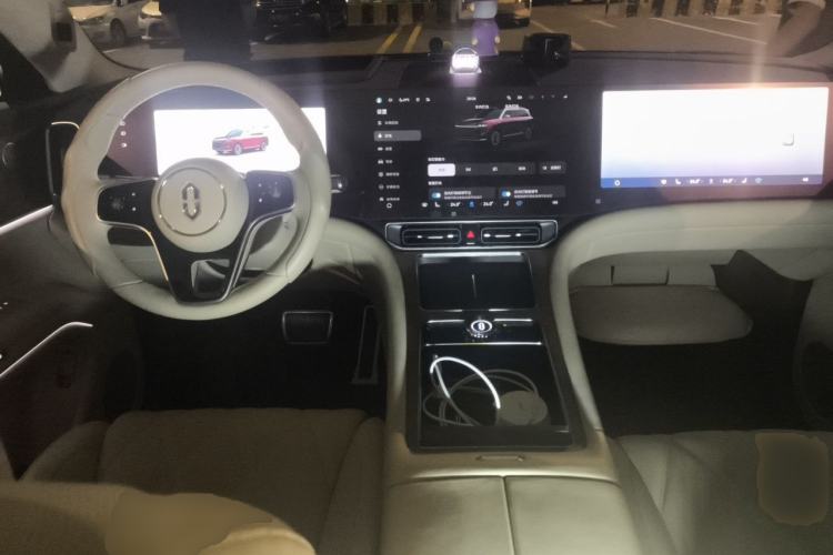 Used Hima AITO M9 2025 Extended-Range Ultra Version 52 kWh 5-Seater Edition Center Console